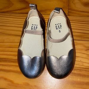 NWOT. Gold baby gap toddler dress shoes.